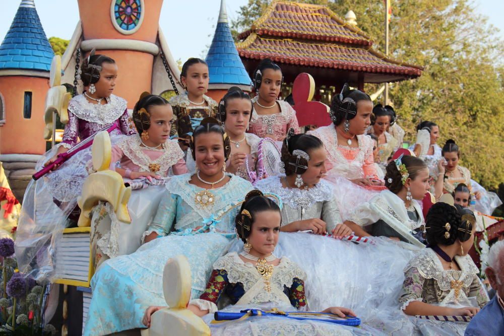 Tres generaciones de falleras en la Batalla de Flores