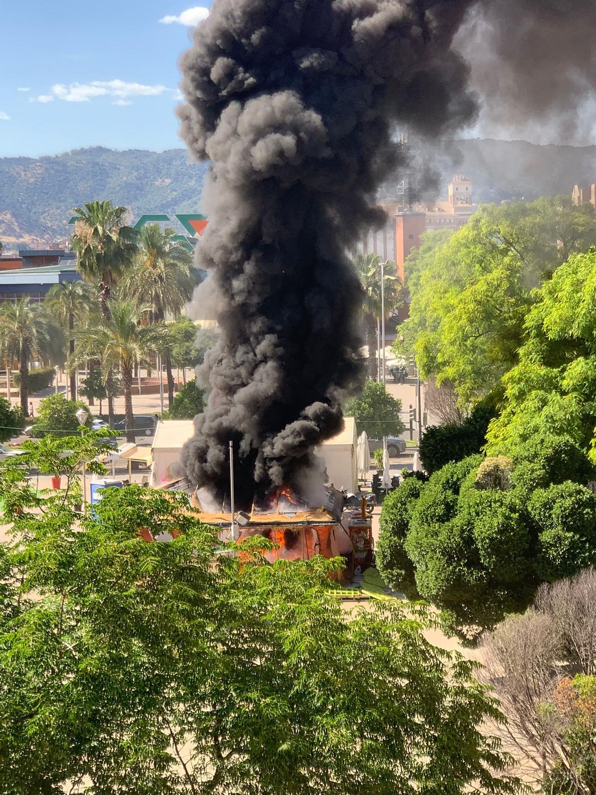 Gran columna de humo provocada por el incendio en la plaza de Matías Prats.