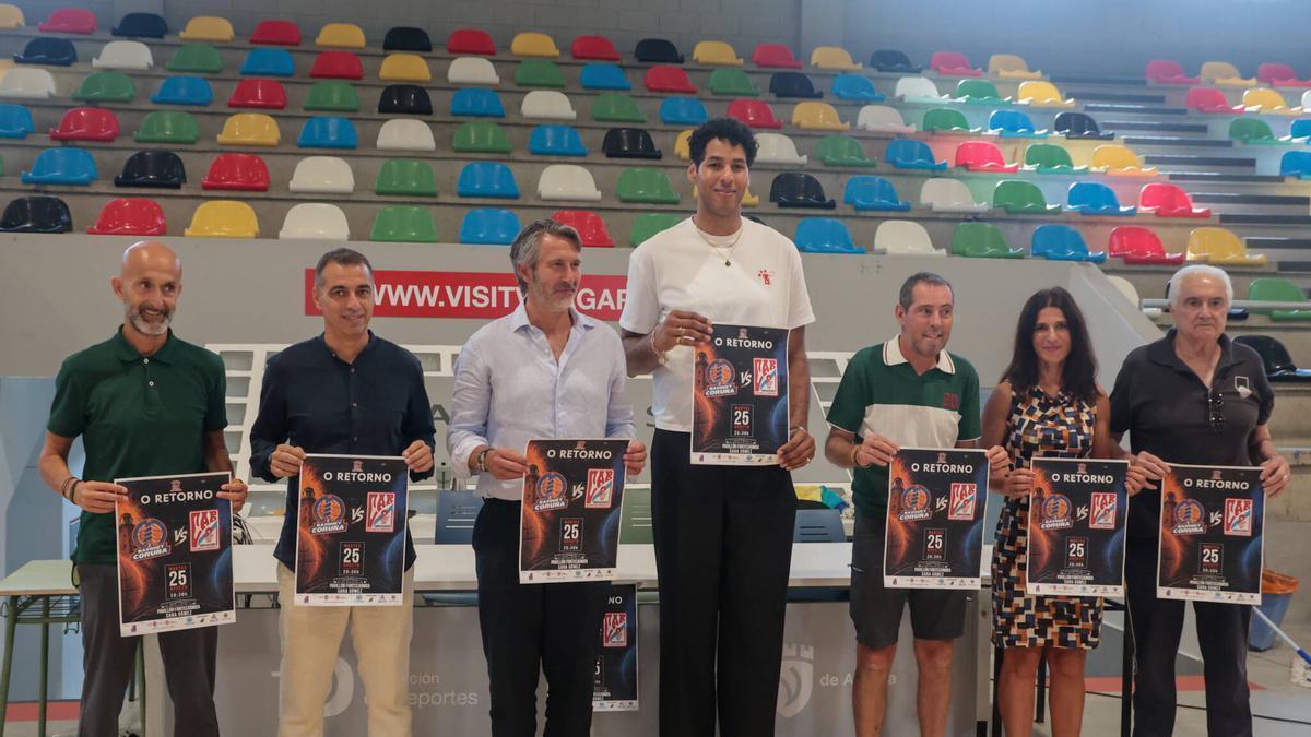 Autoridades, organizadores y deportistas en la presentación.