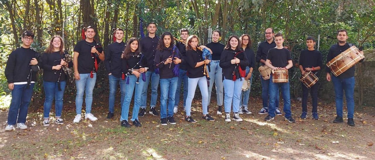 Integrantes do Grupo Tradicional Sementeira de Cambre, xunto ao anfiteatro, o pasado outubro.