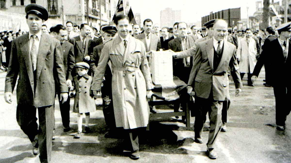 Los exjugadores y representantes de varias peñas tranaportaron la primera piedra del Camp Nou desde Les Corts