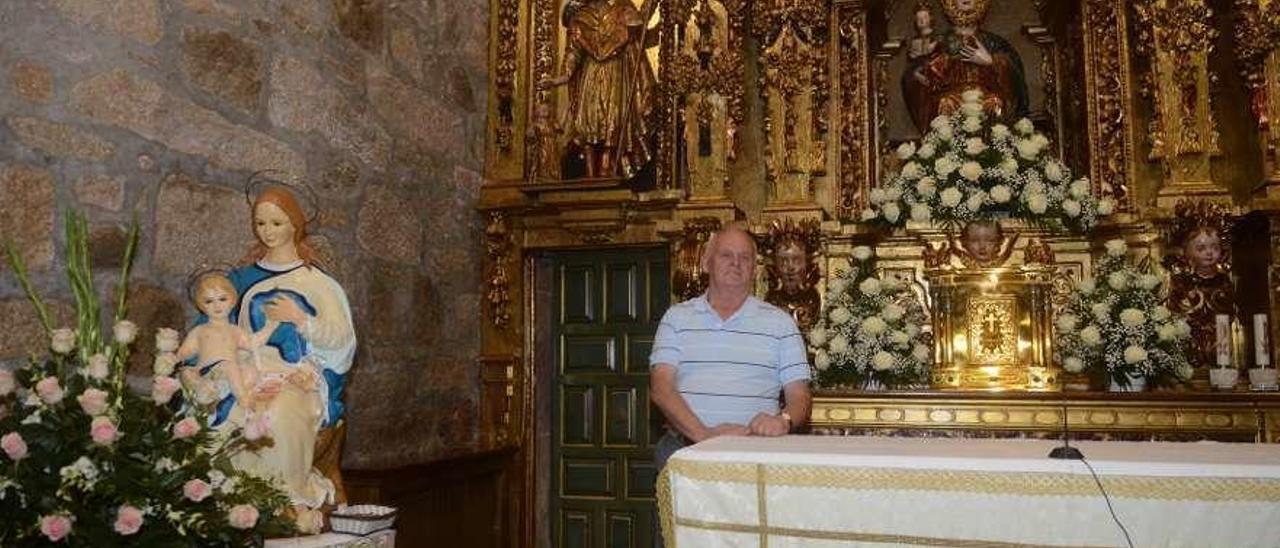 Somoza, en la capilla del pazo de Montesacro, entre las dos imágenes de la Valvanera. // Noé Parga