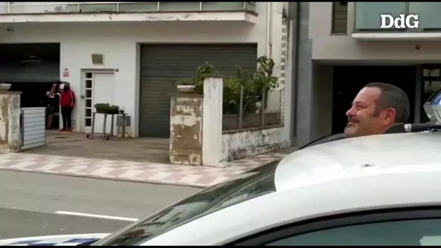 Les policies locals «canten» als nens l'aniversari feliç