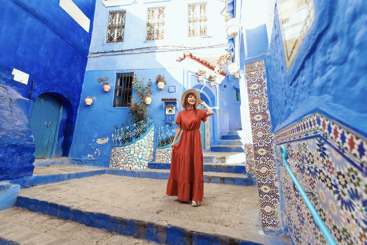 Imagen de una mujer visitando visitando la ciudad azul Chefchaouen, Marruecos.