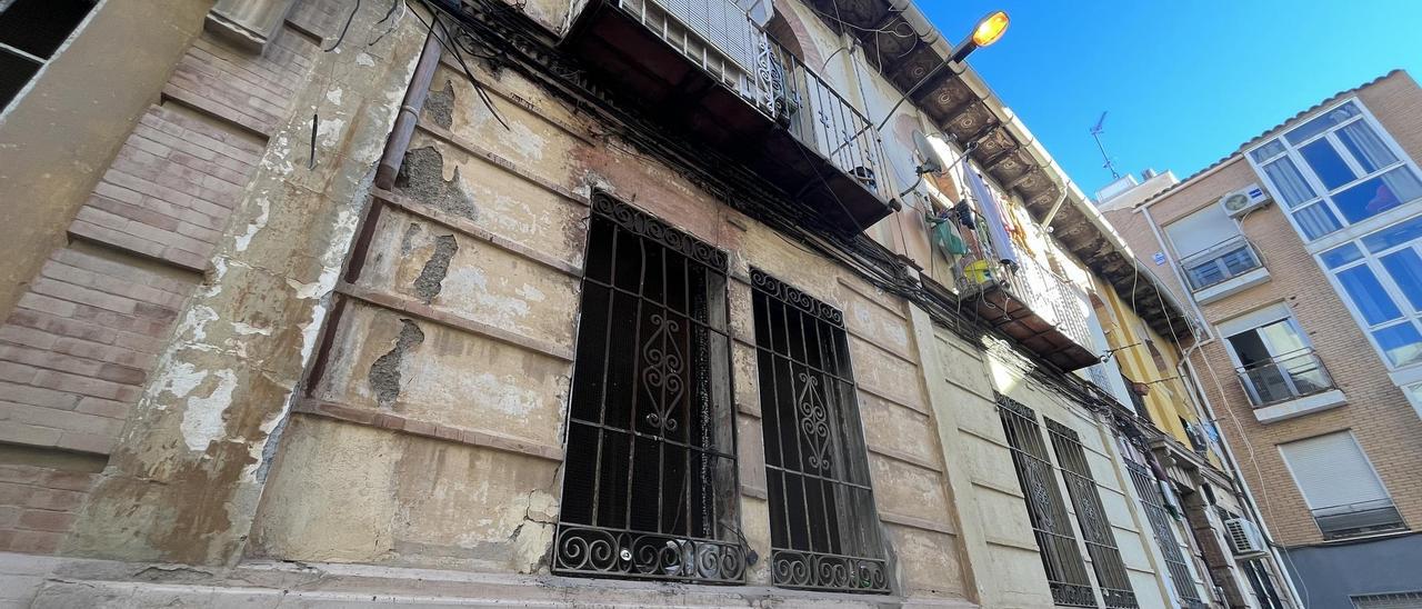 Edificio de la plaza de Mendizábal y Puerto Parejo, sin rehabilitar.