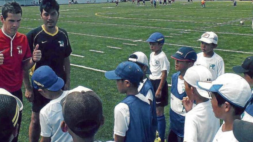 Un grup d&#039;alumnes japonesos escoltant atents el gironellenc Ferran Sibila.