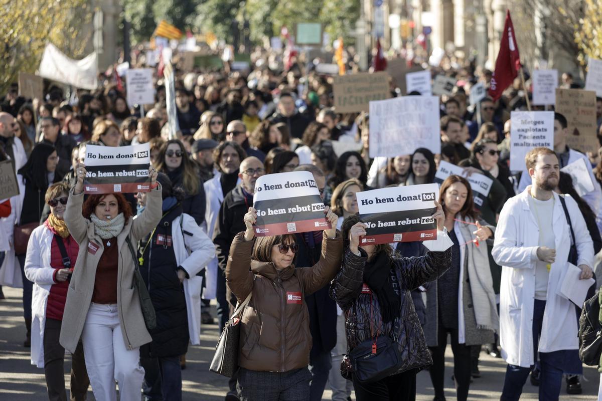 Multitudinaria manifiestación de médicos en el 2º dia de huelga