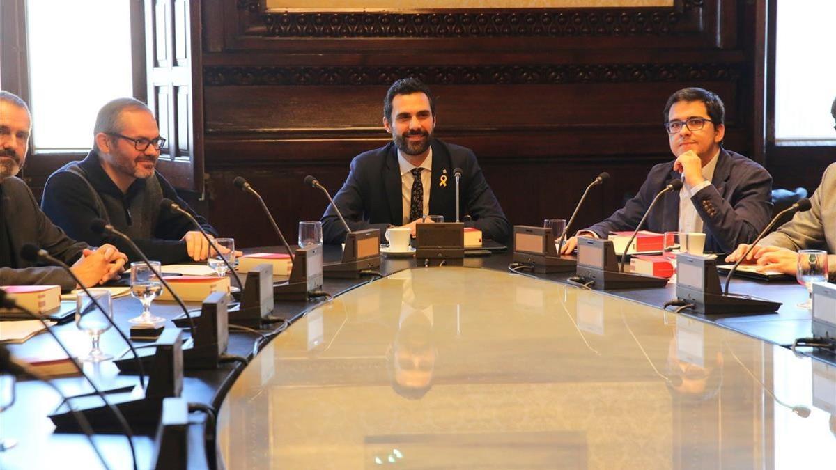 Primera reunión de la nueva Mesa del Parlament, presidida por Roger Torrent.