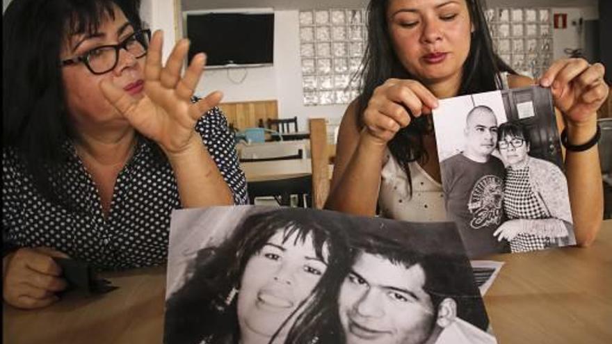 La madre y la hermana de Víctor mostrando fotografías del joven cuando lo condenaron.