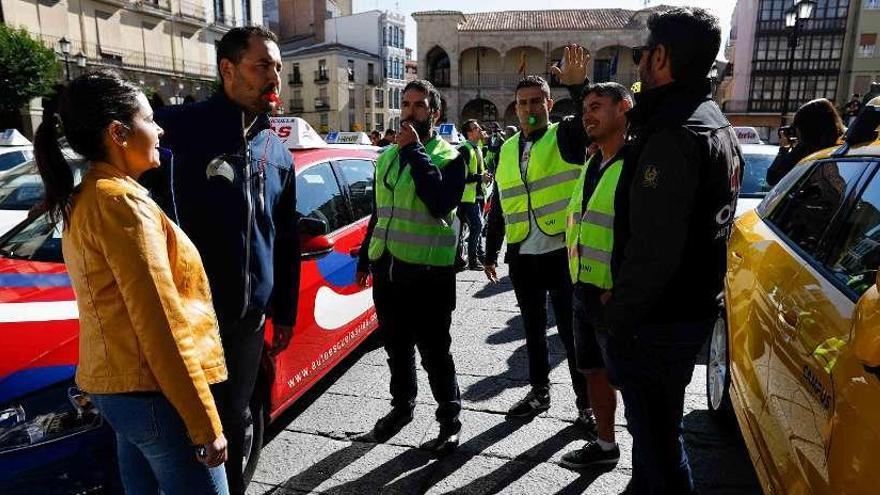 Varios manifestantes en la Plaza Mayor, ayer por la mañana.