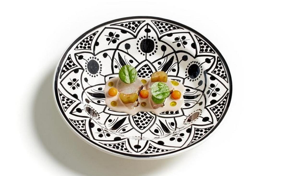 Propuesta del restaurante Noor: lubina curada, anchoa, botarga y pepino encurtido.