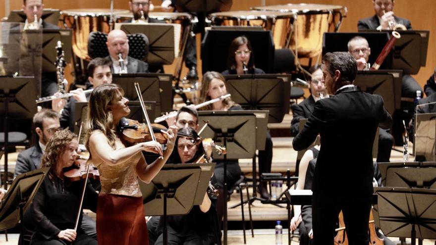 Lucas Macías dirige a la violinista Francesca Dego y a la OFIL durante el «Concierto para violín» de Samuel Barber. | JUAN PLAZA