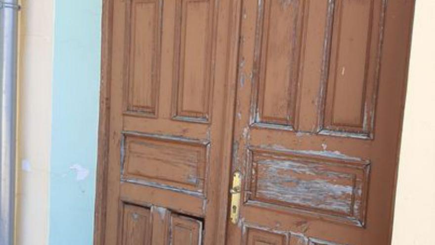 Denuncian el mal estado de la puerta de acceso al centro social de Cuturrasu