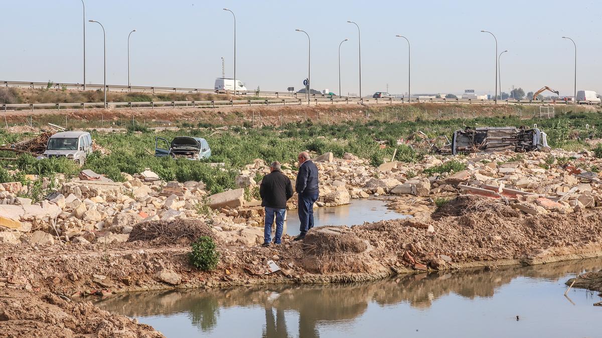 Destrozos de la avenida del agua desbordada por la rotura de la mota del río a su paso por Almoradí en septiembre de 2019