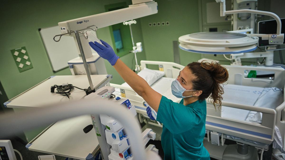 Una profesional sanitaria de un centro hospitalario tinerfeño.