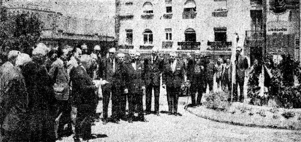 Ofrenda floral del Centro Portugués de Vigo ante el monumento de Camões en la Praza de Portugal, en 1961.