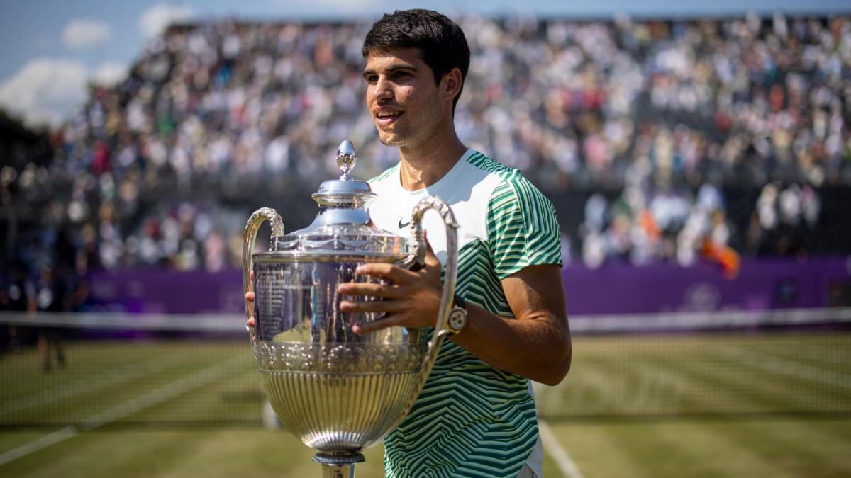 Alcaraz posando con el trofeo de Queen's