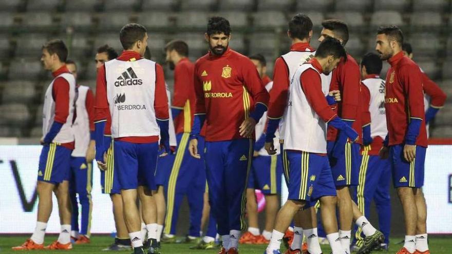 Los jugadores de la selección, con Nolito en primer término, durante el entrenamiento. // Efe