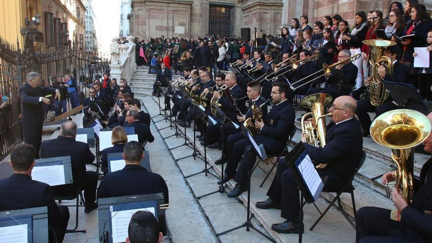 El concierto navideño, ayer delante de la Catedral.