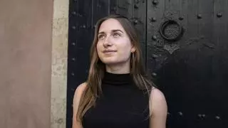 Lola Valiente, estudiante premiada por el Govern y la UB: "También hay jóvenes críticos, pero el algoritmo de las redes nos entierra"