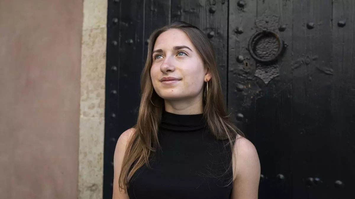 Lola Valiente, estudiante premiada por el Govern y la UB: "También hay jóvenes críticos, pero el algoritmo de las redes nos entierra"