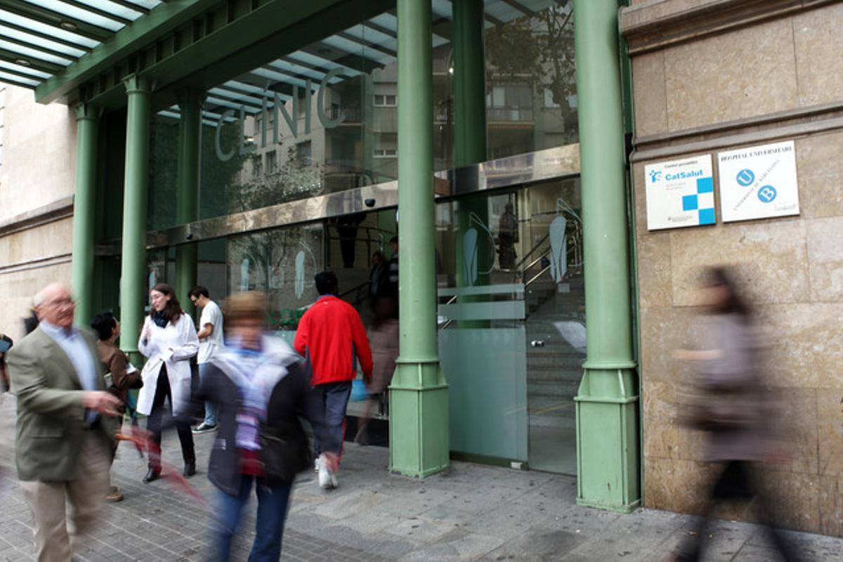 Puerta principal de acceso al Hospital Clínic de Barcelona. 