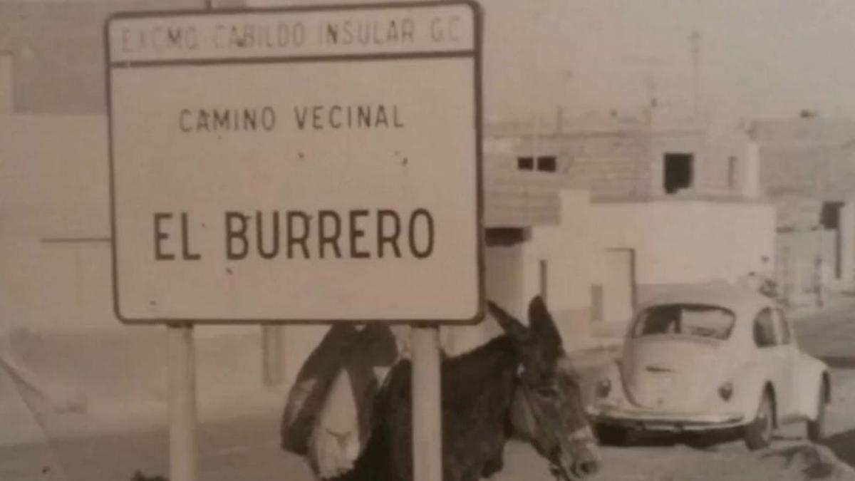 Un cartel del barrio en el inicio del camino vecinal, años 70