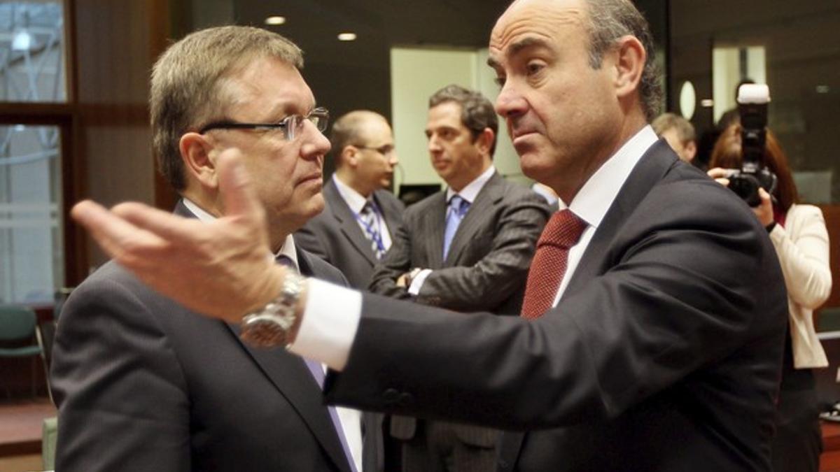 Guindos conversa con el húngaro Gyorgy Matolcsy en la reunión de los ministros de Finanzas de la Unión Europea en Bruselas.