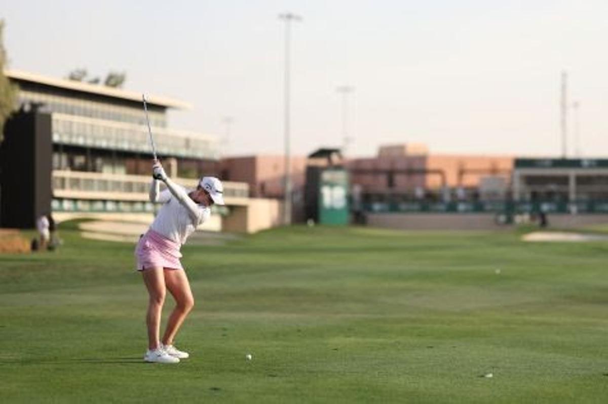 Mimi Rhodes ejecuta el segundo golpe en el hoyo 18 del Riyadh Golf Club, en la primera jornada del torneo del LET Golf