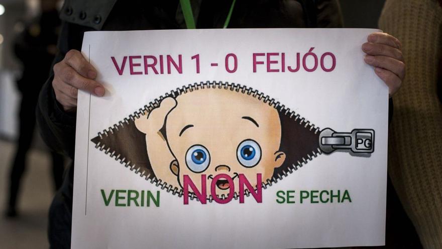 Uno de los carteles que sujetó una madre en febrero de 2020, por el “Verín non se pecha”.   | // BRAIS LORENZO