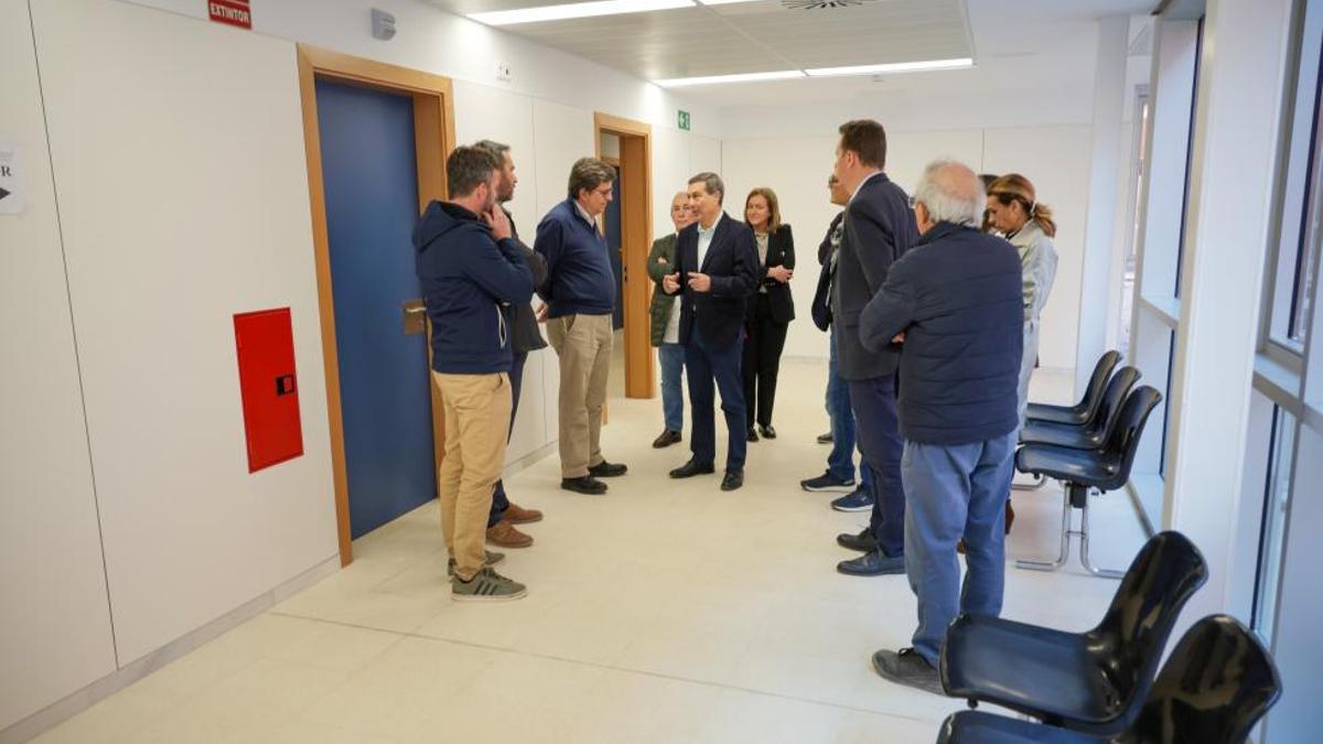 El conseller Marciano Gómez durante su visita al centro de salud de Catarroja este viernes.