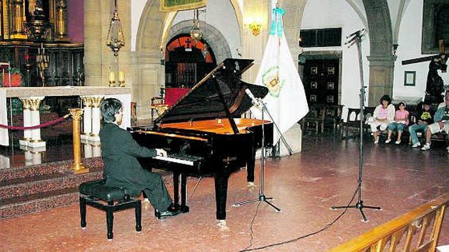 La Orquesta Sinfónica «Ciudad de Gijón» arropa al pianista Mihailescu