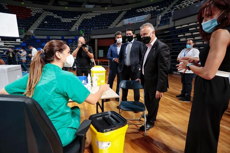 Visita del presidente de Canarias al nuevo centro de vacunación masiva en el Santiago Martín