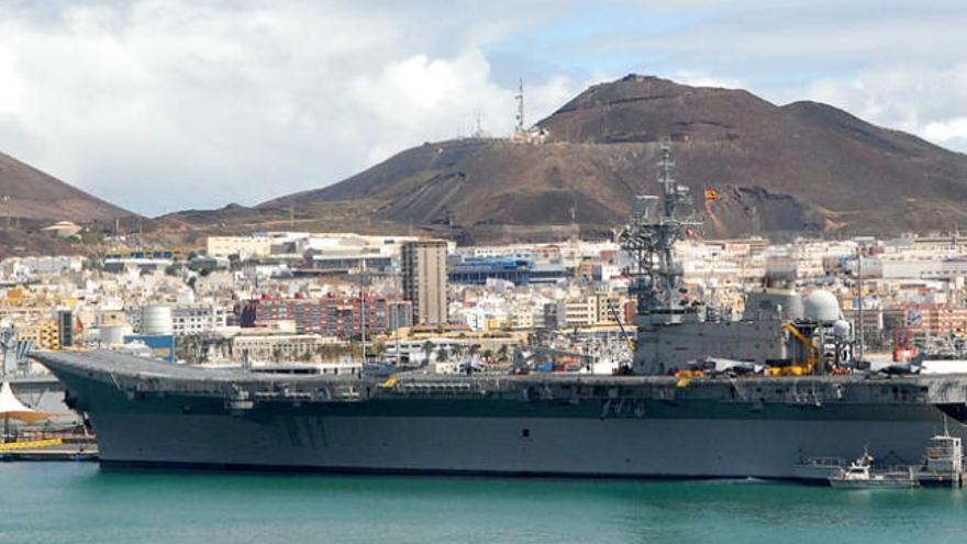 El portaaviones &#039;Príncipe de Asturias&#039;, atracado en el puerto de La Luz en 2008, año de su última visita a la capital grancanaria. | santi blanco