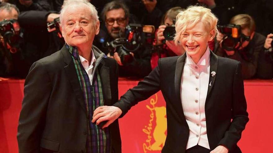 Los actores Bill Murray y Tilda, ayer, en Berlín.