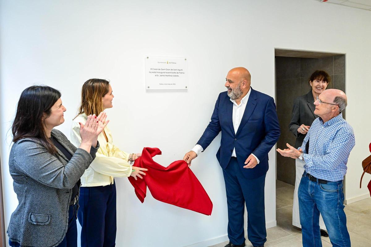 El alcalde Martínez y la regidora Roca descubren una placa.