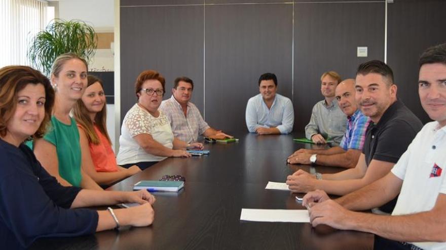 José Miguel Luengo reunido con su equipo y los pedáneos.