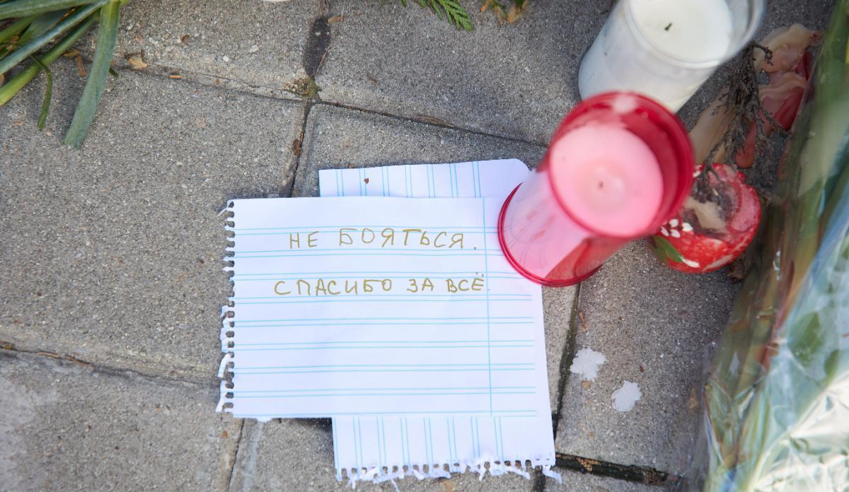 Velas en un homenaje a Alexei Navalni, frente a la embajada de Rusia en España, a 3 de marzo de 2024, en Madrid (España).