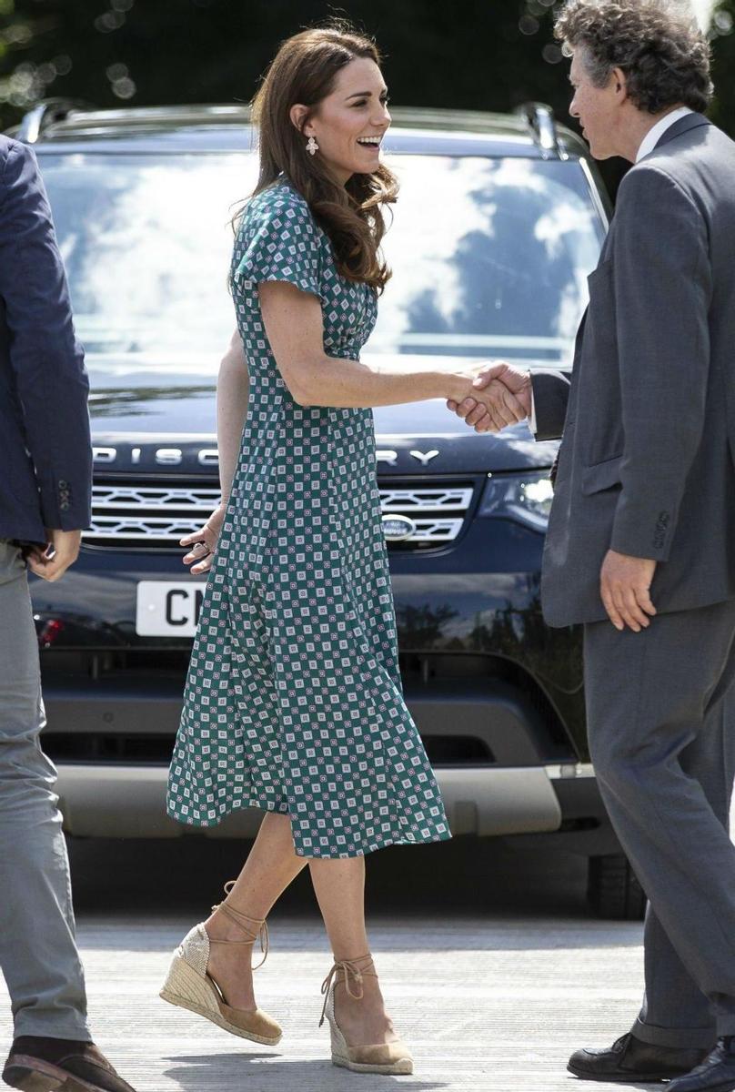 Kate Middleton con vestido de Sandro y alpargatas de Castañer