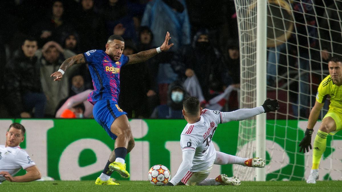 Otamendi impide un remate de Memphis.