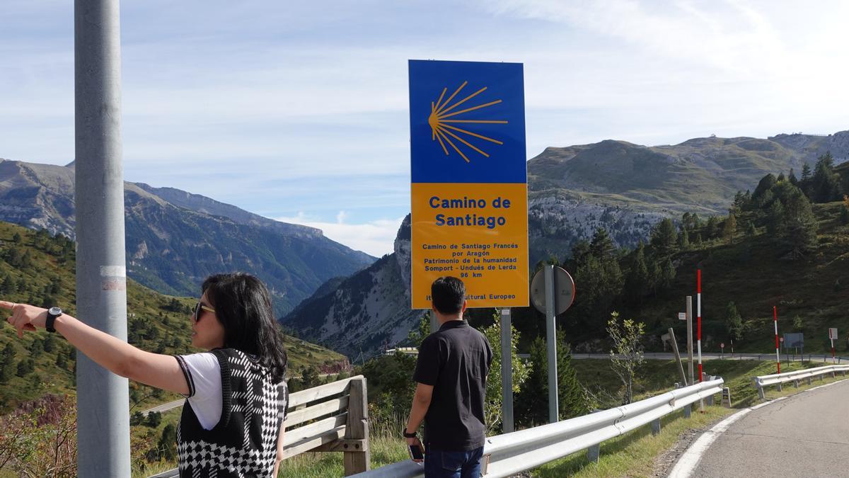 Dos coreanos del Sur, durante su visita a una de las etapas al Camino de Santiago.