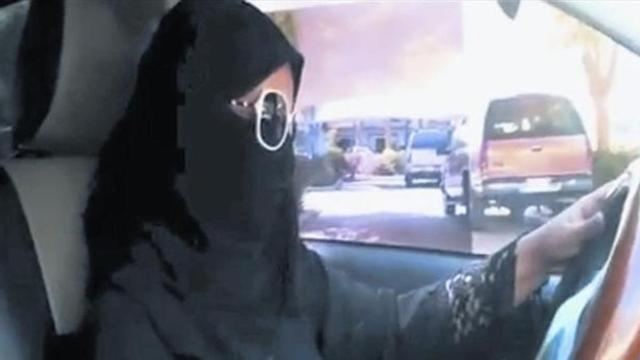Una mujer conduce un vehículo por las calles de Riad, en una imagen de vídeo facilitada por la campaña, ayer.