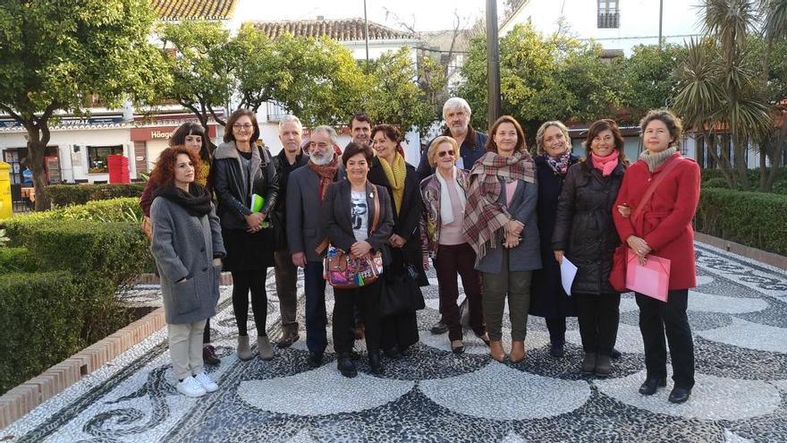 Imagen de los miembros de la plataforma «La plaza es nuestra» en la plaza de los Naranjos.