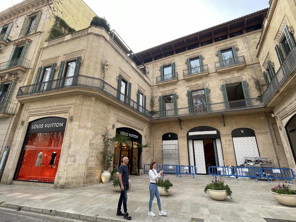 En la tienda de Louis Vuitton de Can Alomar se dan los últimos detalles a la tienda antes de su apertura