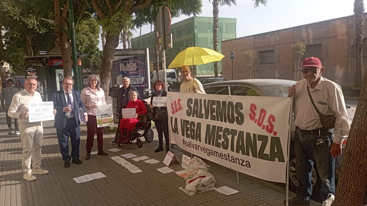 Concentración este lunes de afectados de la Vega de Mestanza, ante el TSJA, con el abogado Marcelino Abraira.