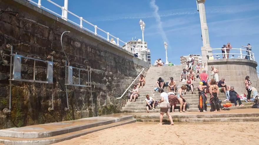 A la izquierda, el polémico recrecido para duchas en la base de la Escalerona.