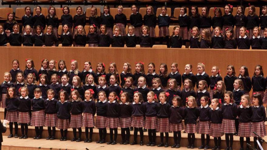 Más de 1.000 voces cantan por la Paz