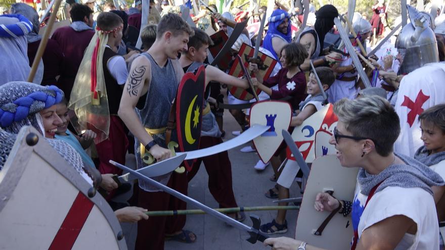 Batalla multitudinaria y festiva en la playa de Santa Ponça