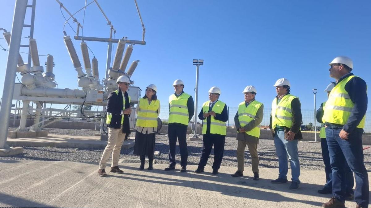 Visita de representantes de la Junta y el ayuntamiento a la nueva subestación eléctrica.