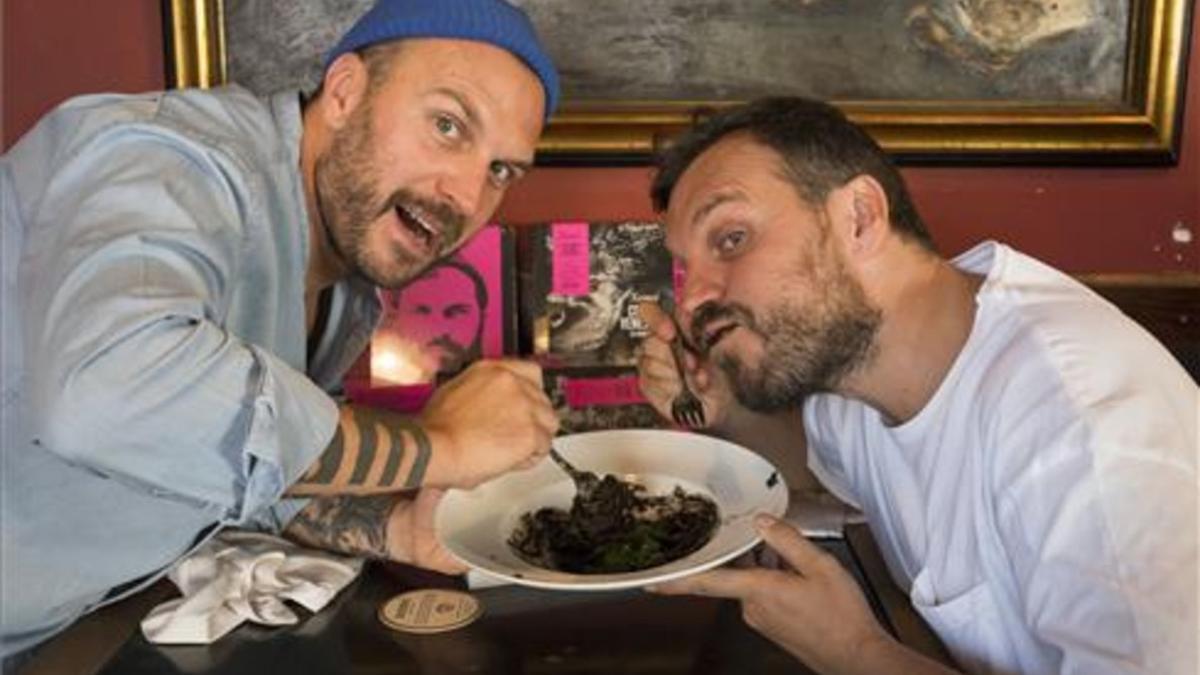 Stefano y Max Colombo, al ataque de un os espaguetis al 'nero di seppia'. Foto: August Blázquez